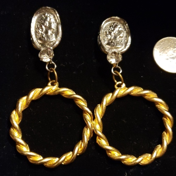 Vintage Amy Jo NY Cameo Hoop clip on earrings. - Picture 1 of 3